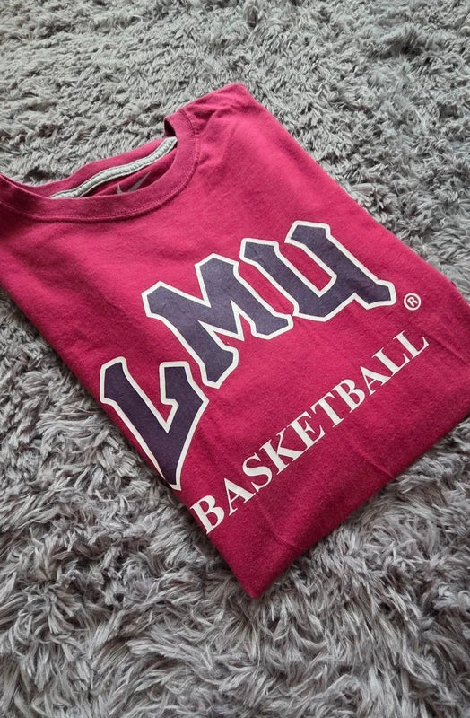 LMU Basketball College Tee Rojo Granate