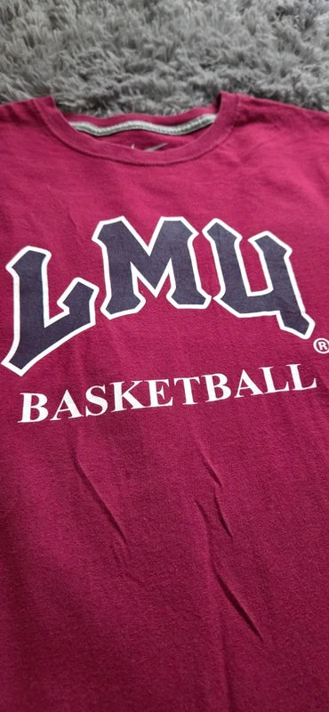 LMU Basketball College Tee Rojo Granate