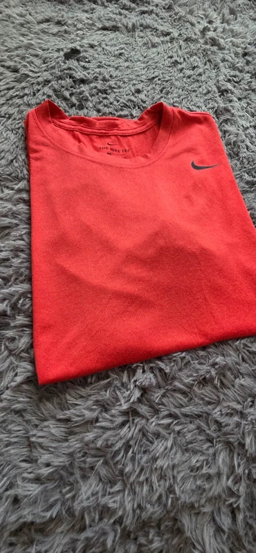 Camiseta Nike Roja Swoosh Minimal