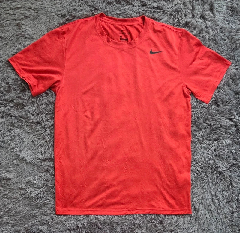 Camiseta Nike Roja Swoosh Minimal