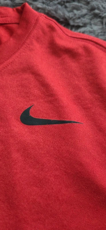 Camiseta Nike Roja Swoosh Minimal