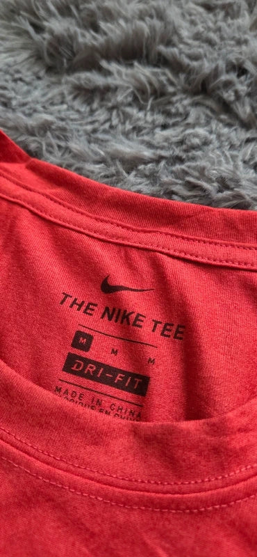 Camiseta Nike Roja Swoosh Minimal